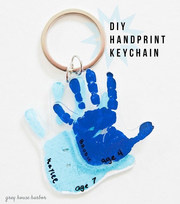 DIY handprint keychain craft for Mother's Day #mothersdaycrafts #crafts #mothersday