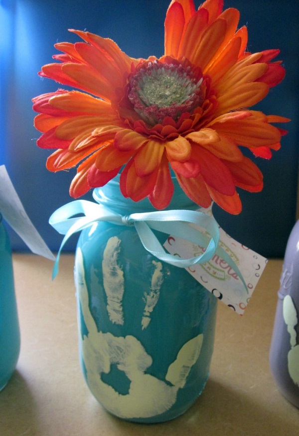 Mason Jar Mother's Day Craft with Handprint. Great craft for preschoolers to make for their mom! #mothersday #crafts