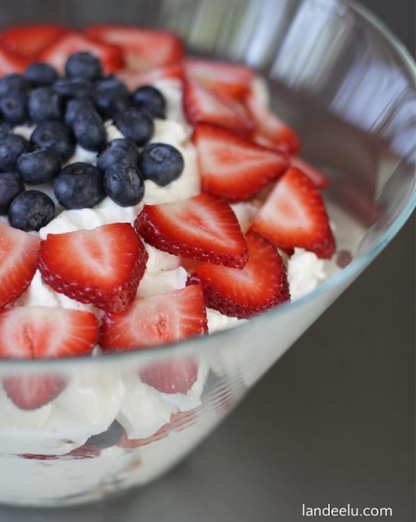 Easy Berry Cheesecake Trifle Recipe - Easy 4th of July Dessert Ideas